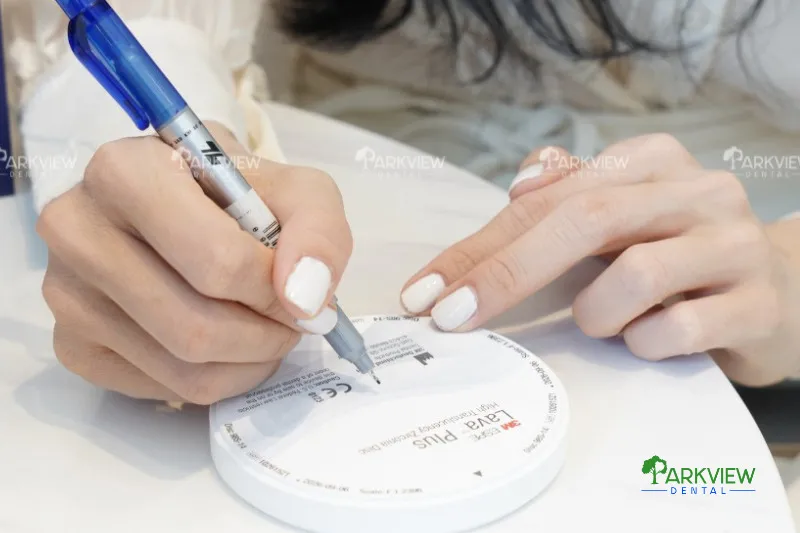 Khách hàng được kiểm tra phôi sứ, ký tên, chụp ảnh và quay phim trước khi thực hiện