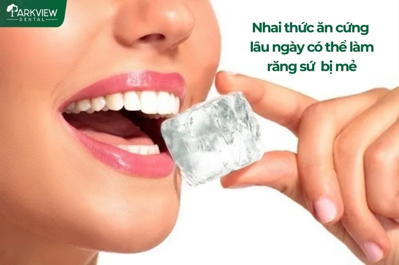 Nhai thức ăn cứng lâu ngày có thể làm răng sứ bị mẻ