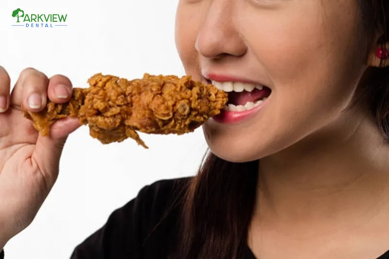 Răng bọc sứ vẫn có thể ăn nhai thoải mái như răng thật